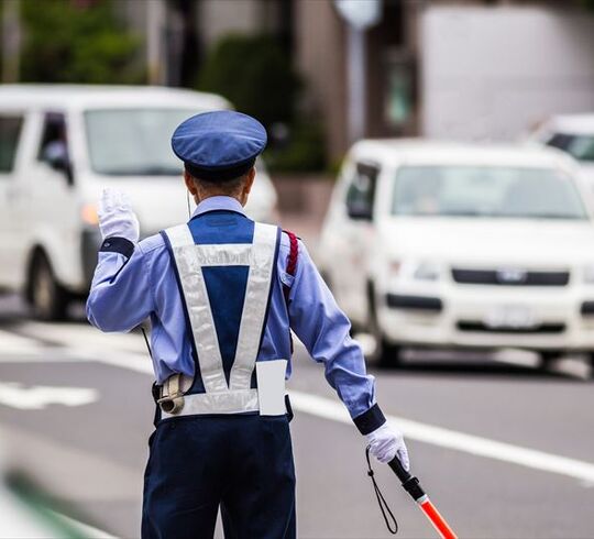交通誘導中の男性警備員